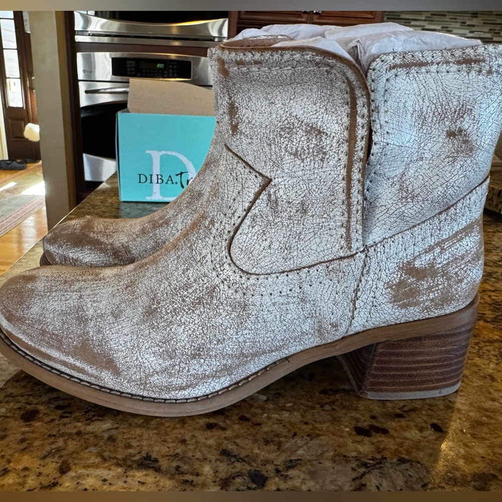 Diba True Walnut Grove Boots in Vintage White - Size 8.5